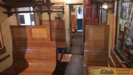 Der aufgebaute 4-achsige Personenwagen.