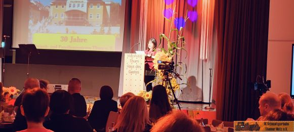 Die Chefin am Rednerpult.