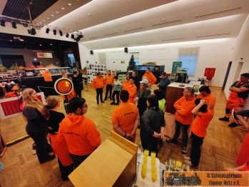 Wir sto�en zur Er&ouml;ffnung an!