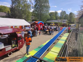 Die gro�e Kinderspielfl&auml;che und der Eiswagen.