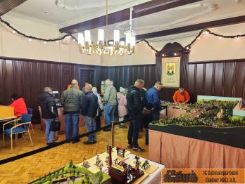 Der kleine Saal f&uuml;llte sich.