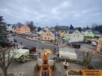 Die linke Seite des Lugauer Weihnachtsmarktes.