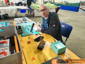 Jan repariert noch schnell seinen RC-Truck.