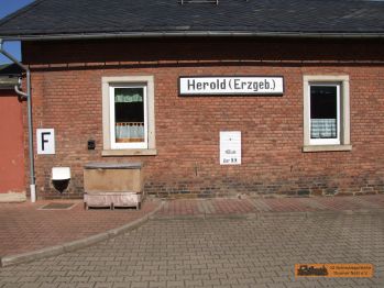 Die Höhenmarke und das Waschbecken sind nun fertig. Die Höhenmarke und das Waschbecken sind nun fertig.