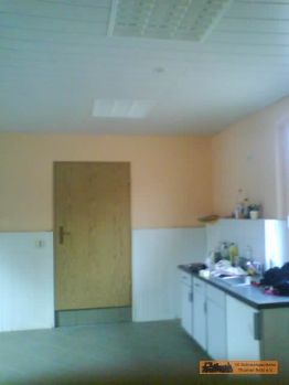 Mit etwas Farbe und einer fertigen Decke kommt auch die Kchenzeile gut.