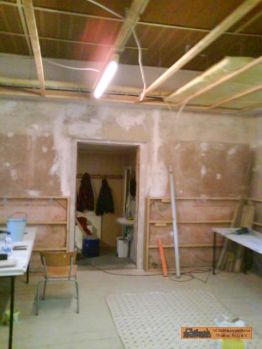 Die Decke abhngen und die Wand verkleiden.