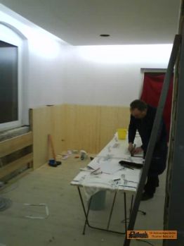 H-D beim tapezieren des Vereinsraumes.