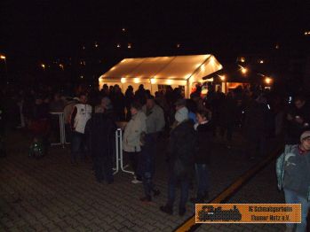 Das Grillzelt ist hell erleuchtet.