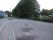 -> Der Bahndamm verlief rechts neben der Strasse.