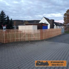 Rechts neben dem Vereinsgebäude ist wieder ein Durchgang. Rechts neben dem Vereinsgebäude ist wieder ein Durchgang.